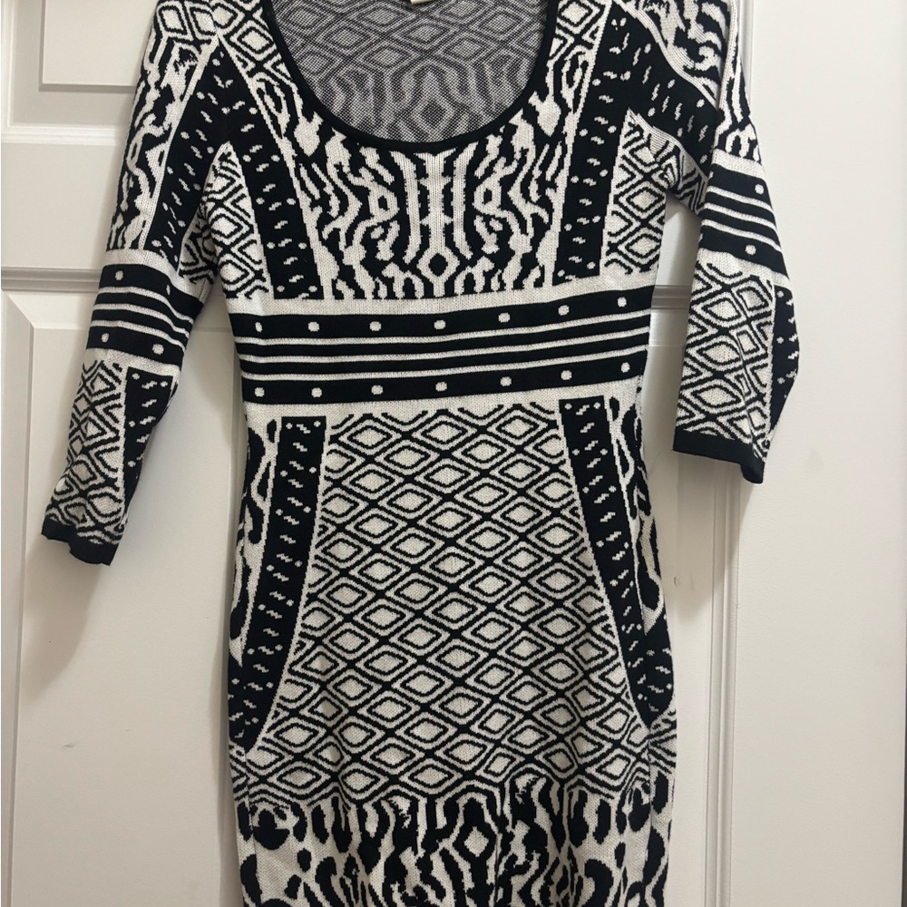 VENUS Black and White Geometric Long Sleeve Dress
